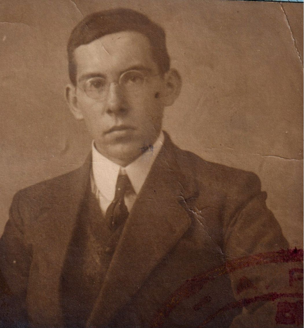 Portrait photographique de Claude Saint-Léger à dix-huit ans, peu après son retour en France, septembre 1915