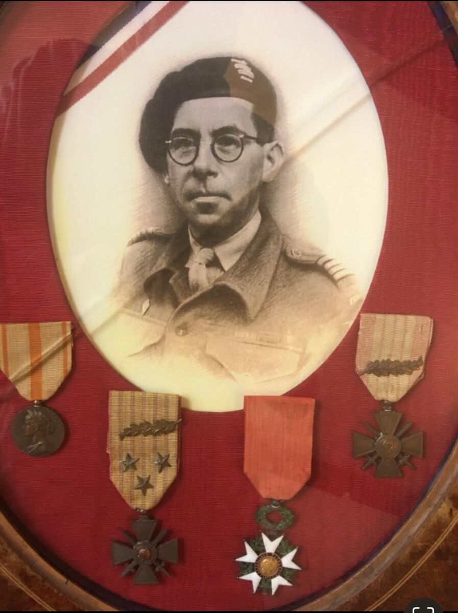 À droite Croix de guerre 14-18 avec Palme, puis Chevalier de la légion d’honneur, puis Croix de Guerre 39-45 avec palme et trois étoiles de bronze, puis la Médaille des Évadés 14-18