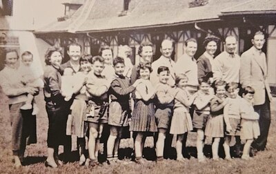 La famille WATTINNE et conjoints en 1956, dans les bras de France, Jean-François nouveau-né